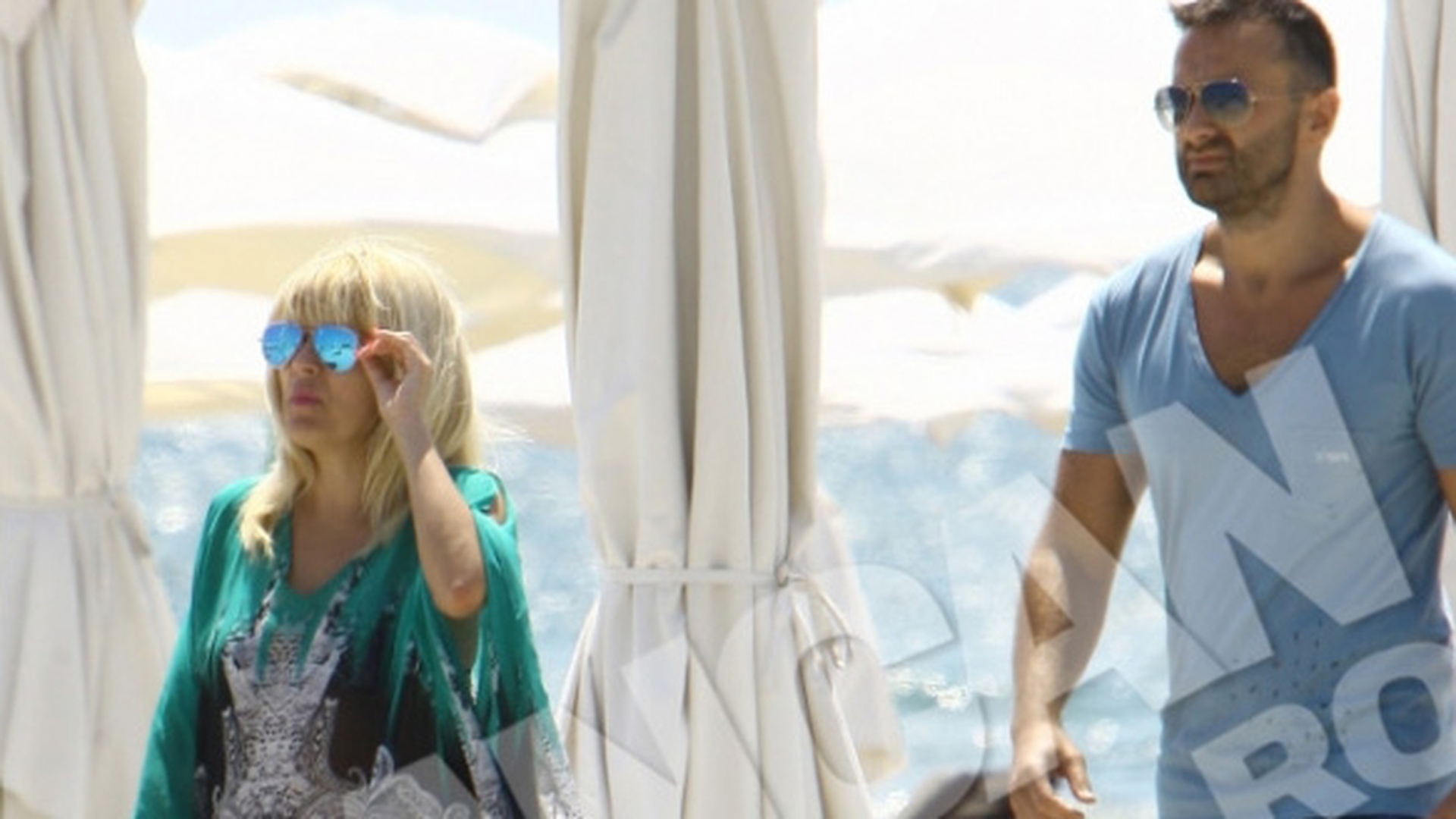 Elena Udrea, mai sexy ca niciodata! Uite cum a fost surprinsa alaturi de iubitul ei la malul marii