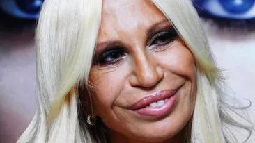 Aparitia BIZARA a Donatellei Versace! La 58 de ani, arata de 80! Operatiile estetice au distrus-o