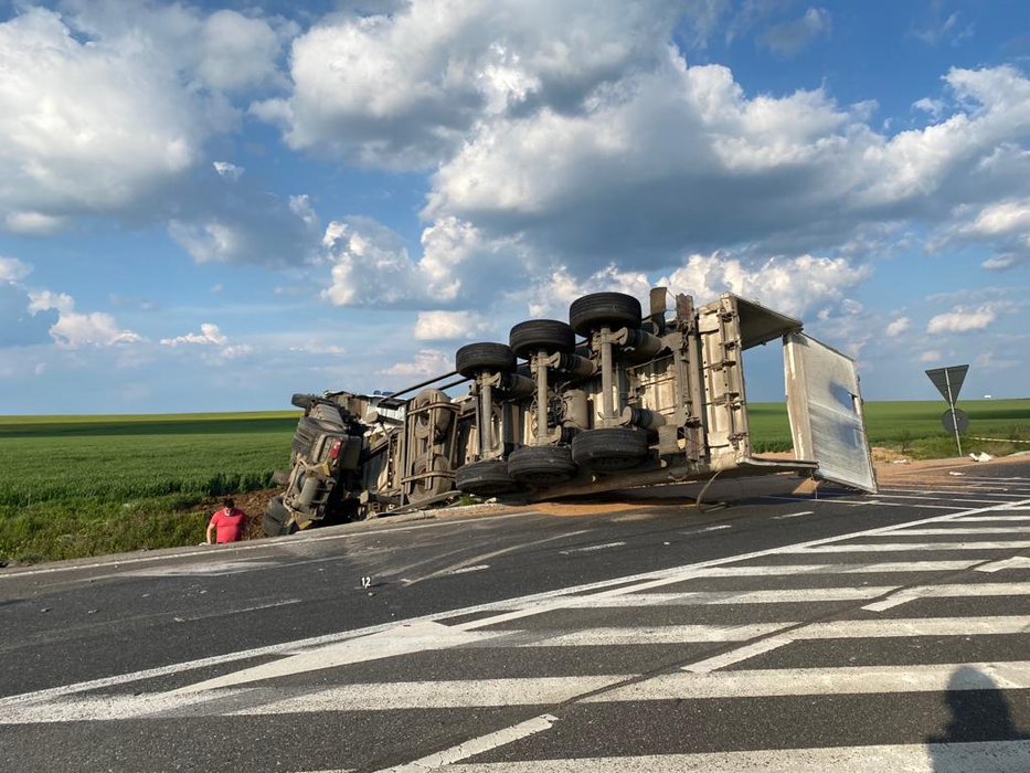 Impact violent în Teleorman! Un tir cu cereale s-a izbit de un autoturism și s-a răsturnat