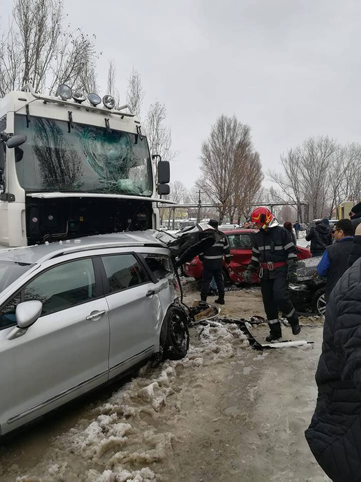 TIR-ul s-a oprit după ce a făcut praf nouă maşini