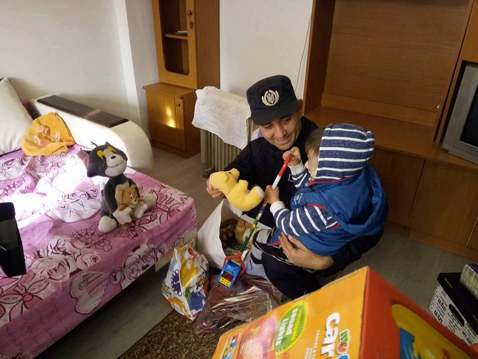 El e jandarmul care a făcut un copil să plângă de fericire! Cel mic nu fusese niciodată vizitat de Moş-Crăciun