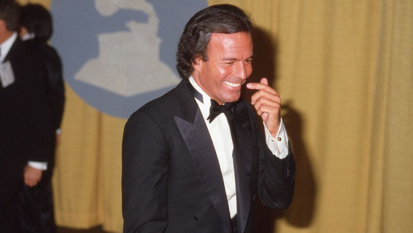 Acuzații grave la adresa celebrului Julio Iglesias. Două foste angajate îl acuză de abuz și comportament neadecvat