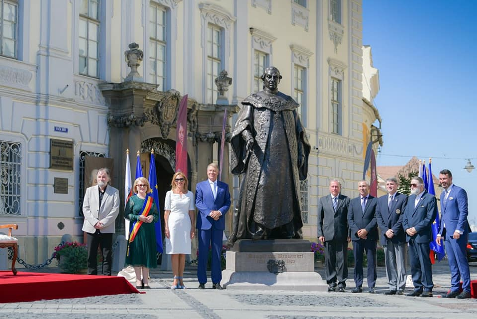 Carmen Iohannis, apariţie răvăşitoare la braţul preşedintelui Klaus Iohannis. Ţinuta care a întors capete