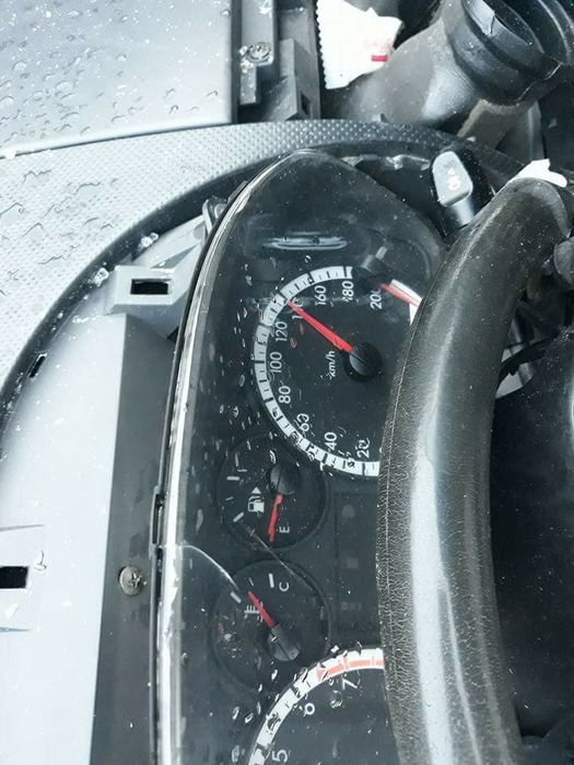 În urma impactului, acul de la kilometrajul maşinii lui Lucian Mătuşoiu s-a blocat la 140 de km/h. Sursa foto: FacebookSursa foto: Facebook