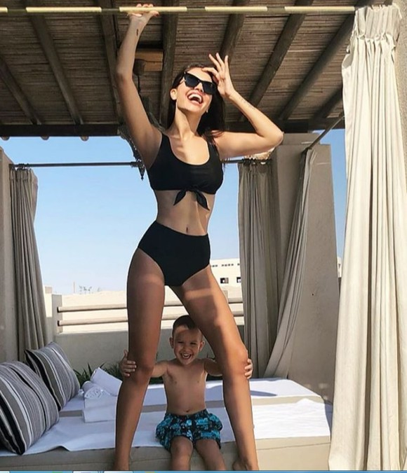Sandra a înnebunit turiștii din Dubai! Cum arată soția lui Adrian Mutu în costum de baie