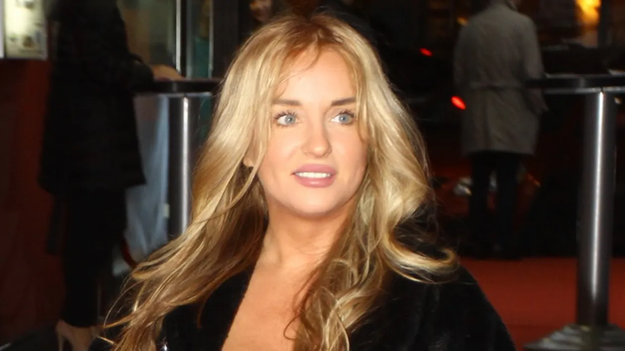 Tania Budi, mai tanara pe zi ce trece! L-a innebunit pe Dan Chisu cu decolteul ravasitor, la premiera filmului acestuia