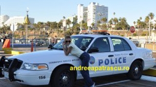 Vezi in ce pozitii a pozat Andreea Ibacka in L.A, pe masina politiei!