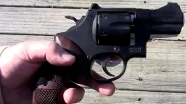 VIDEO Uite cum trage pistolul cu care Adrian Nastase a vrut sa se sinucida! Politicianul are mare noroc ca traieste