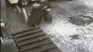 VIDEO Nici hotii nu mai sunt ce-au fost! Doi americani au furat doua tomberoane cu par uman