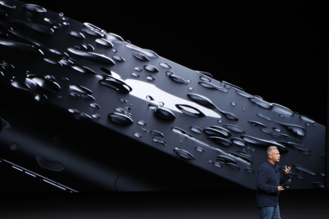 Aşteptarea a luat sfârşit! Cum arată iPhone 7 şi ce accesorii futuristice are!