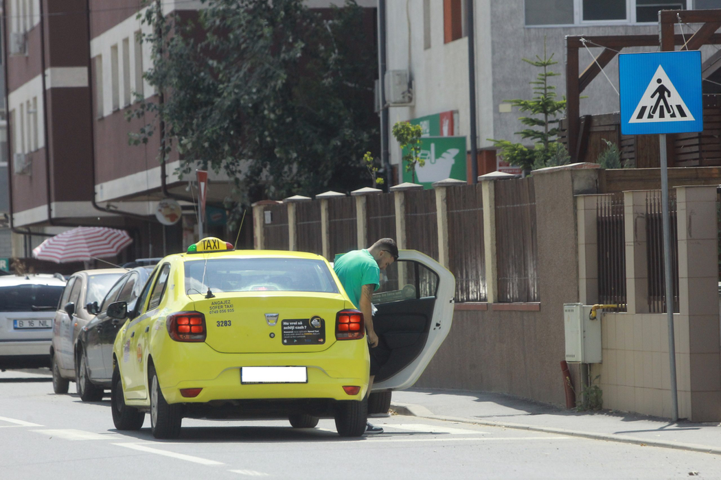 Shift coboară din taxi