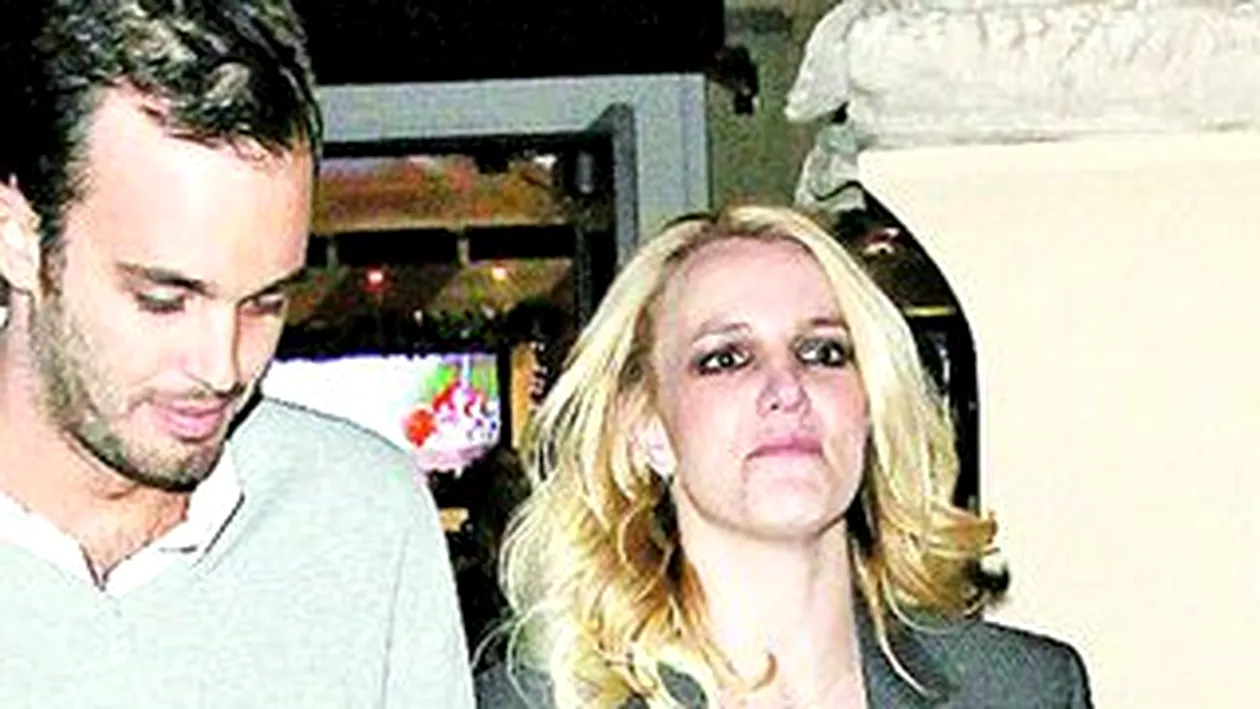 Britney Spears, comportament bizar la petrecerea noului logodnic! De mana cu alt barbat