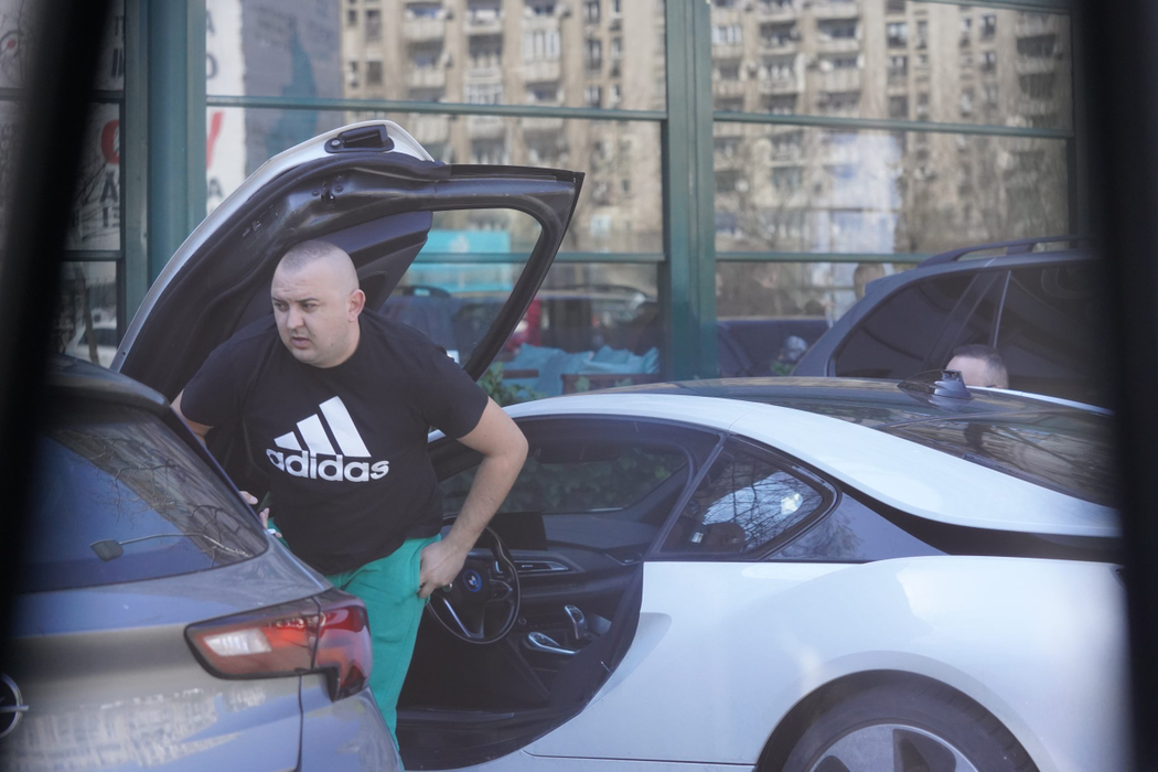 Vasilică Ceterașu coboară din mașină