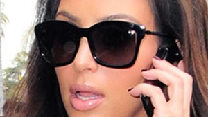 Kim Kardashian nu iese din casa cu ochelari mai ieftini de 200 de dolari! Vezi aici colectia ei impresionanta de ochelari de soare!