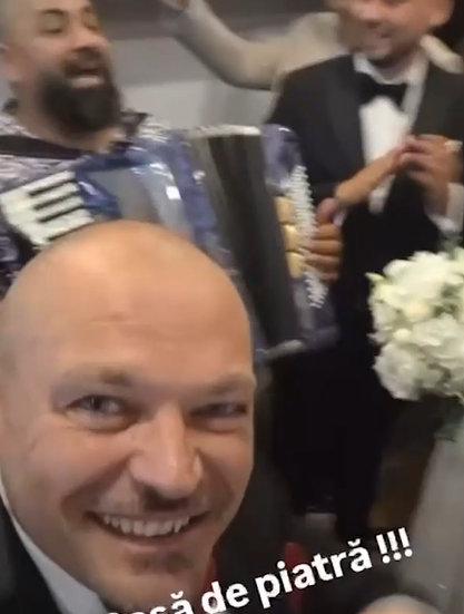 Câți bani le-a dat Puya lăutarilor în ziua în care a fost naș de cununie. Invitații au crezut că nu văd bine!