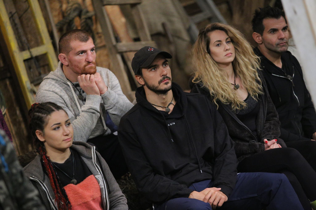 Cel mai sexy “Fermier” de la Pro TV, surprins cu două femei la o petrecere. Ce a urmat după ce a început flirtul între ei