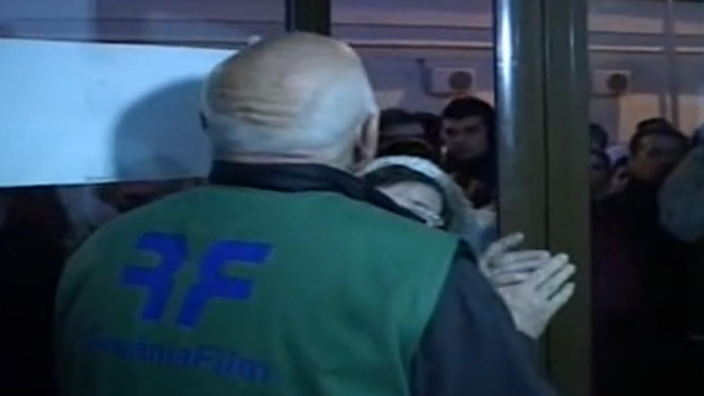 VIDEO Sute de oameni s-au calcat in picioare pentru a vedea gratuit filmele lui Sergiu Nicolaescu