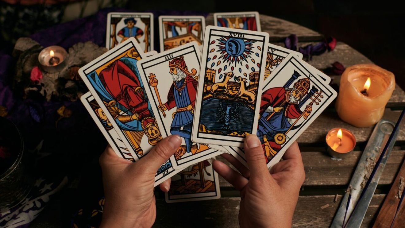 Cartea de Tarot de azi, 8 aprilie 2026. Regele Monedelor anunță câștiguri și stabilitate: află zodiile favorizate de această carte