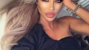 Bianca Drăgușanu face trafic de... leuștean! Vedeta și-a pus verdețurile și pe cap! VIDEO