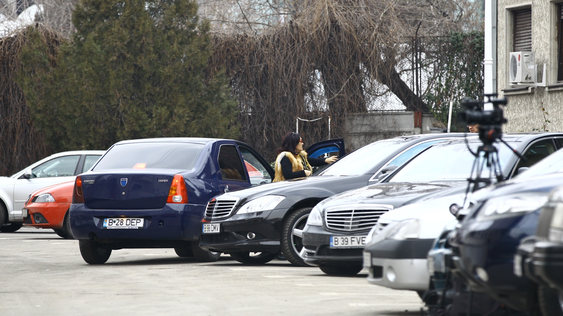 Sofer si masina pentru doamna Lidia! Mama Oanei Mizil se plimba cu autoturismul fiicei, de la Camera Deputatilor!