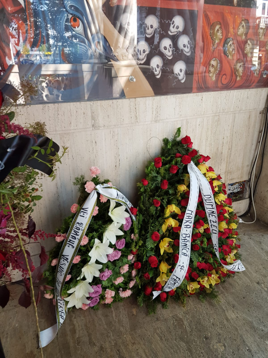 Sute de coroane au fost depuse la capela bisericii ”Sfântul Gheorghe cel Nou”, unde a fost depus trupul neînsuflețit al lui Costin Mărculescu
