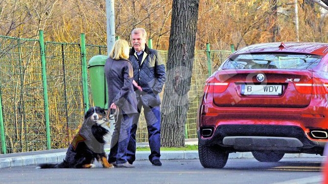 Ramas somer, Dinu Gheorghe are timp de suete. Oprire la "Vama" cu o blonda si un caine