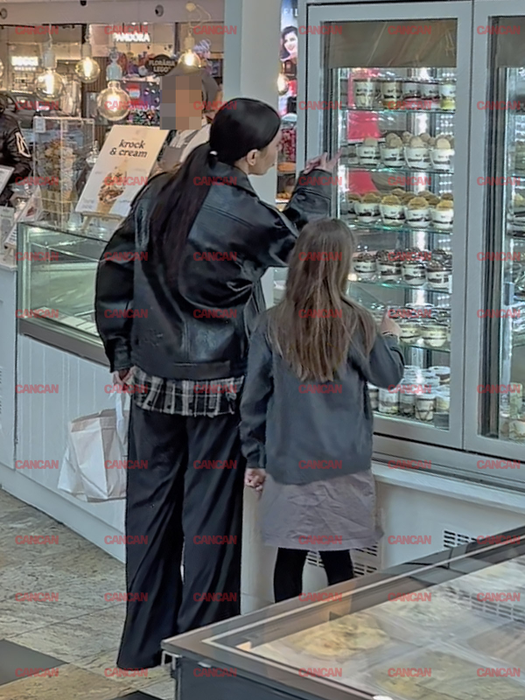 Sore și fiica la mall