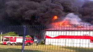 Pericol de explozie în Slatina! O fabrică de vopseluri a luat foc în această dimineaţă