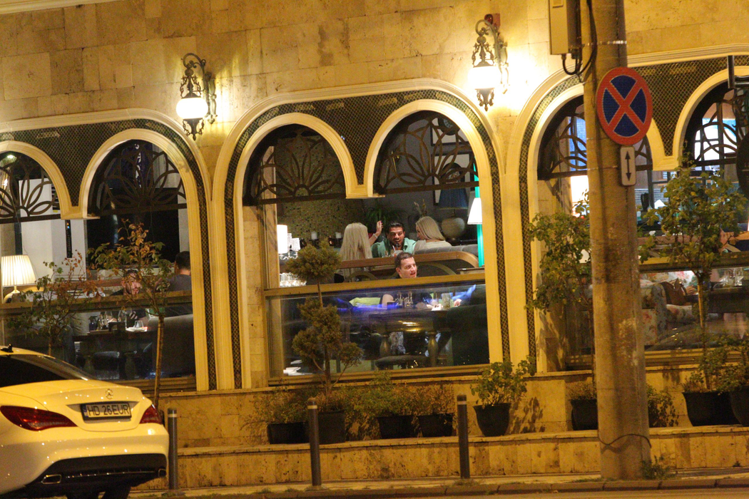 Anda Adam și noul iubit nu au făcut economie de gesturi tandre la restaurant