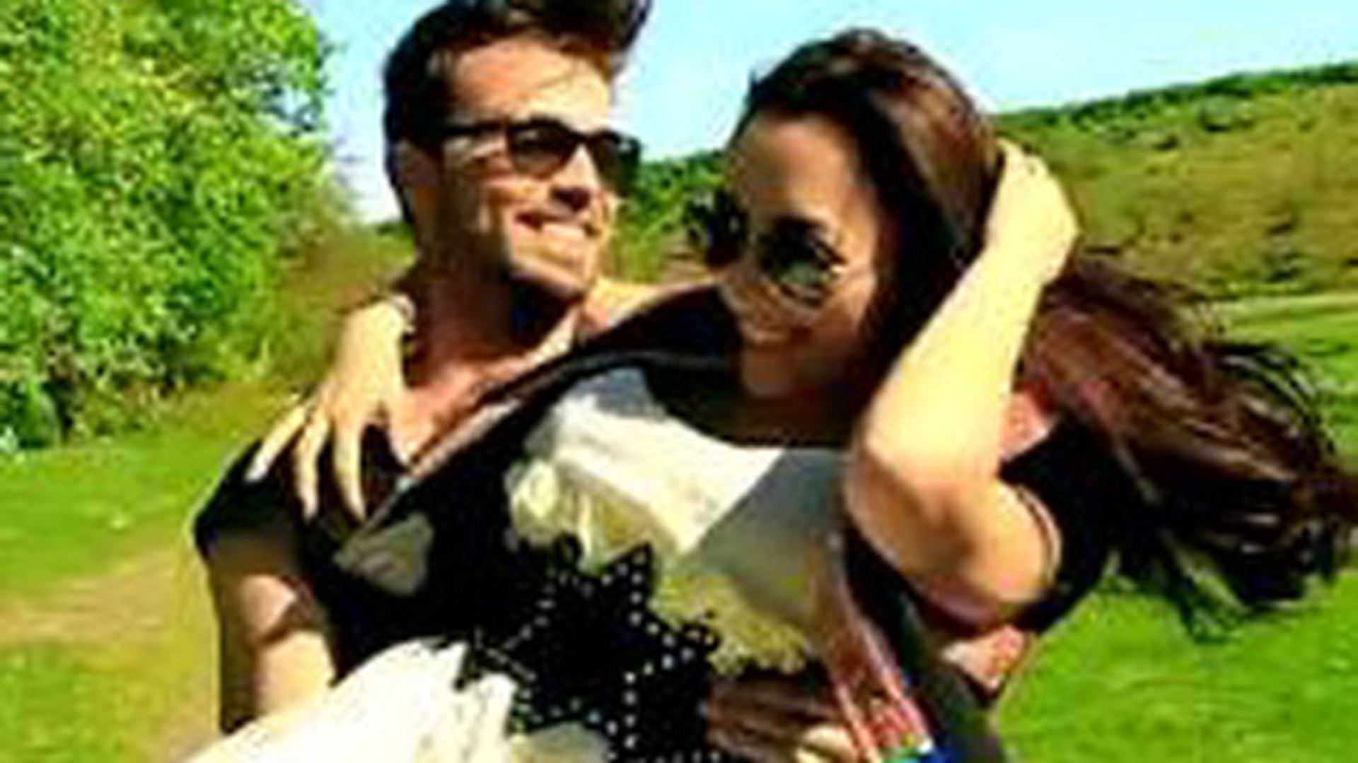 Manechinul din noul clip al Andrei s-a sarutat cu Liz Hurley: "Cand i-am spus ca o sa ma straduiesc sa terminam cat mai repede, m-a facut sah-mat pe loc"