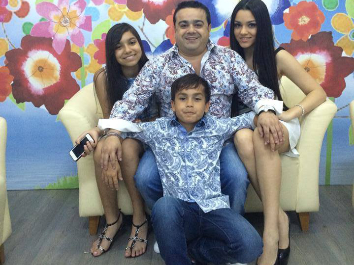 Cum s-au distrat Adrian Minune şi familia sa cu ocazia Crăciunului. Carmen şi iubitul ei, sufletul petrecerii