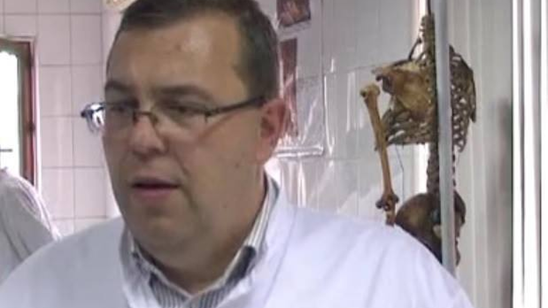 Se taie în carne vie la UMF Iaşi! Un celebru profesor lua mite fabuloase pentru nota 5 la examen