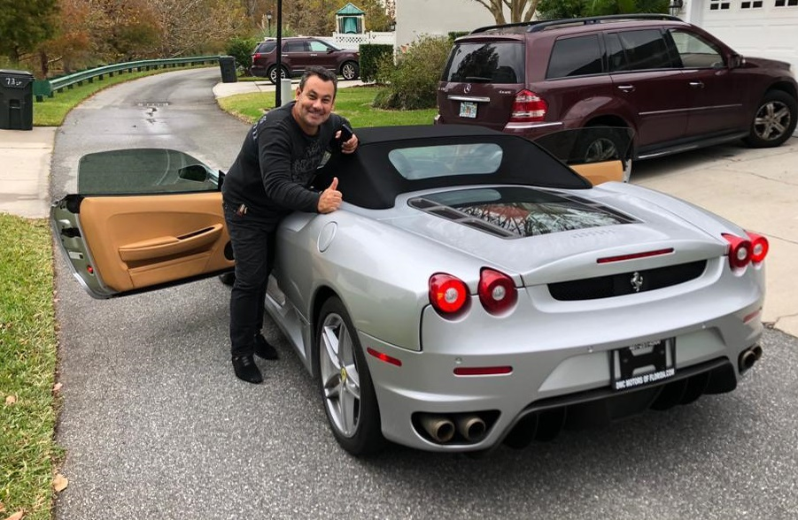 Ionuț Dolănescu s-a fotografiat cu mașina moștenitorului imperiului Ferrari