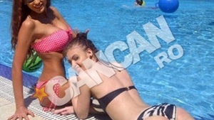 O arde... uite cum o arde... Bianca Dragusanu la piscina! S-a tolanit lasciv la soare si s-a balacit la greu