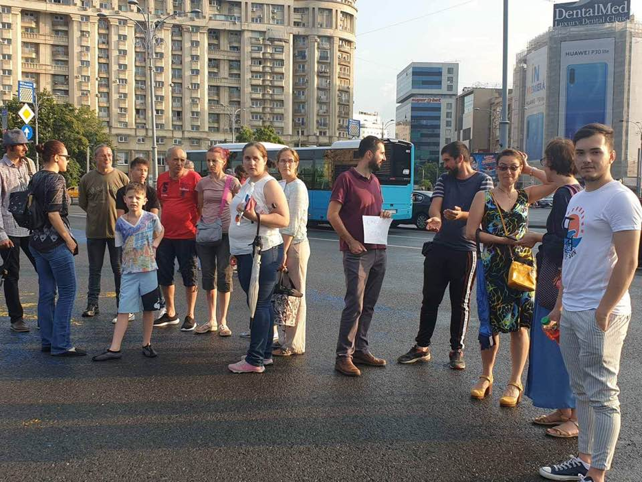 Și la București oamenii au luat atitudine și au ieșit în Piața Victoriei pentru a o susține pe Sorina