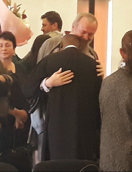 Părintele Irineu îl îmbrățișează pe Moise, la ceremonie