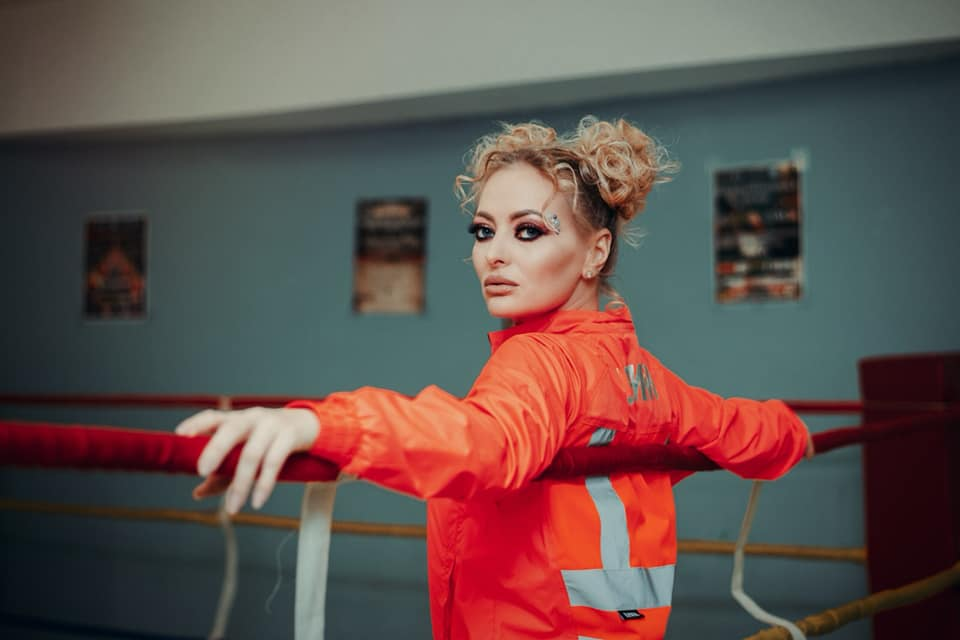 Delia a fost fotografiată azi cu burtica de gravidă
