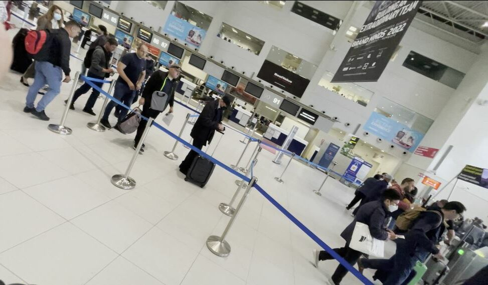 Traian Băsescu, singur în aeroport (Foto: CANCAN.RO)