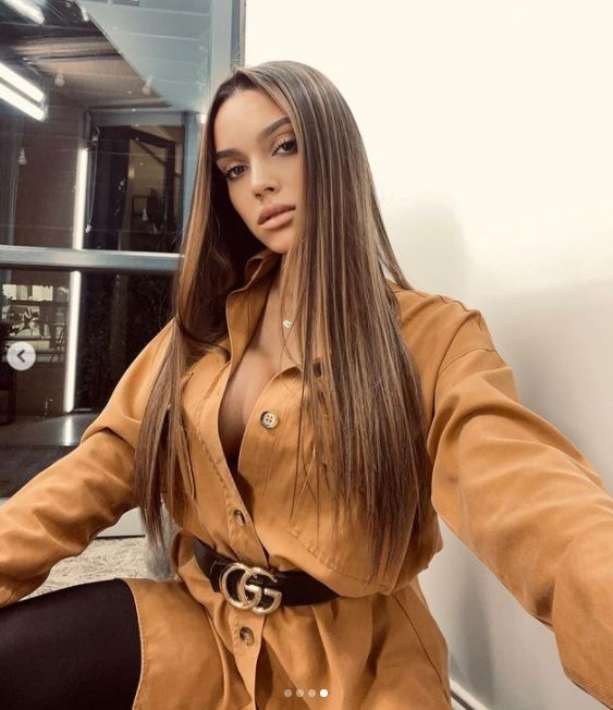 Karmen și-a pus silicoane XXL? Fiica lui Adi Minune, cu cel mai obraznic decolteu și a fost luată la mișto: “Să nu-ți cadă «baloanele» ?” | FOTO