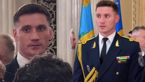 Cine este, de fapt, ofițerul SPP care îl păzește pe Nicușor Dan? Femeile au umplut internetul de imagini cu el