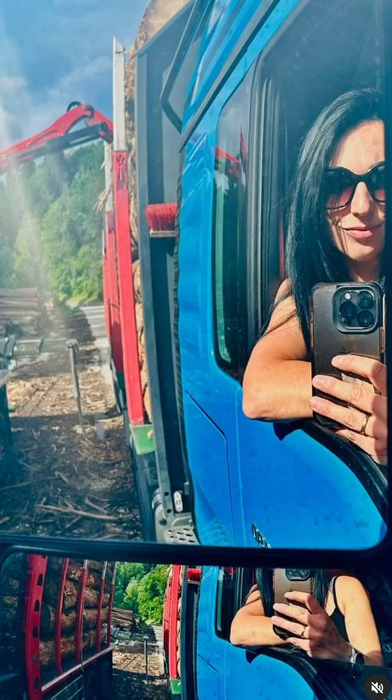 Sara, o șoferiță de TIR de 36 de ani, a devenit eroină pe autostradă./ sursă foto: instagram