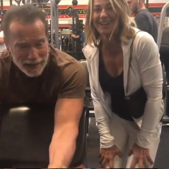 Nadia Comăneci a sărbătorit 43 de ani de la primul 10 al gimnasticii împreună cu Arnold Schwarzenegger. Celebra româncă i-a pipăit mușchii actorului