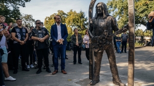 Regretatul chitarist Adrian Bărar, fostul lider al trupei Cargo, onorat la Timișoara. Imagini cu statuia sa