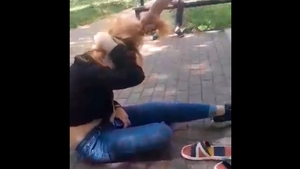 O adolescentă din Piatra Neamț, bătută crunt de două minore în plină zi. Imaginile au devenit virale. VIDEO