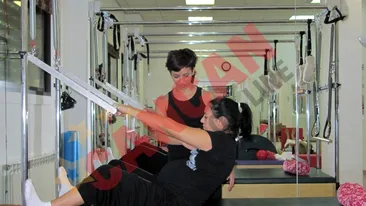 Analia Selis face exercitii ca sa nasca mai usor