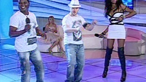 VIDEO Laurette s-a apucat de cantat si e decisa sa cucereasca toate topurile! Asculta aici prima ei piesa