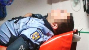 Polițist din București, zgâriat de un bărbat diagnosticat cu HIV: ”Panică! Mă uitam la zgârieturi și simțeam cum mă lasă picioarele.”