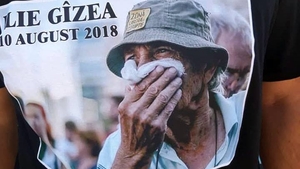 Ce s-a întâmplat azi la înmormântarea protestatarului Ilie Gâzea: "Soția lui m-a luat în braâele ei și mi-a spus printre hohote de plâns"