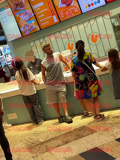 Tavi Clonda la coadă la food court