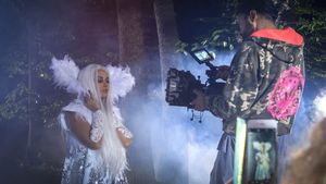 Un copac de 6 metri înălţime, filmări cu drona, un pian adevărat şi costume populare autentice din Bistriţa în clipul Deliei „Verde împărat”!